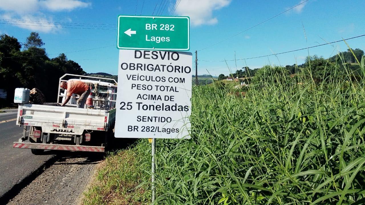 Placas de sinalização indicam desvio de caminhões pesados no centro da cidade de Petrolândia