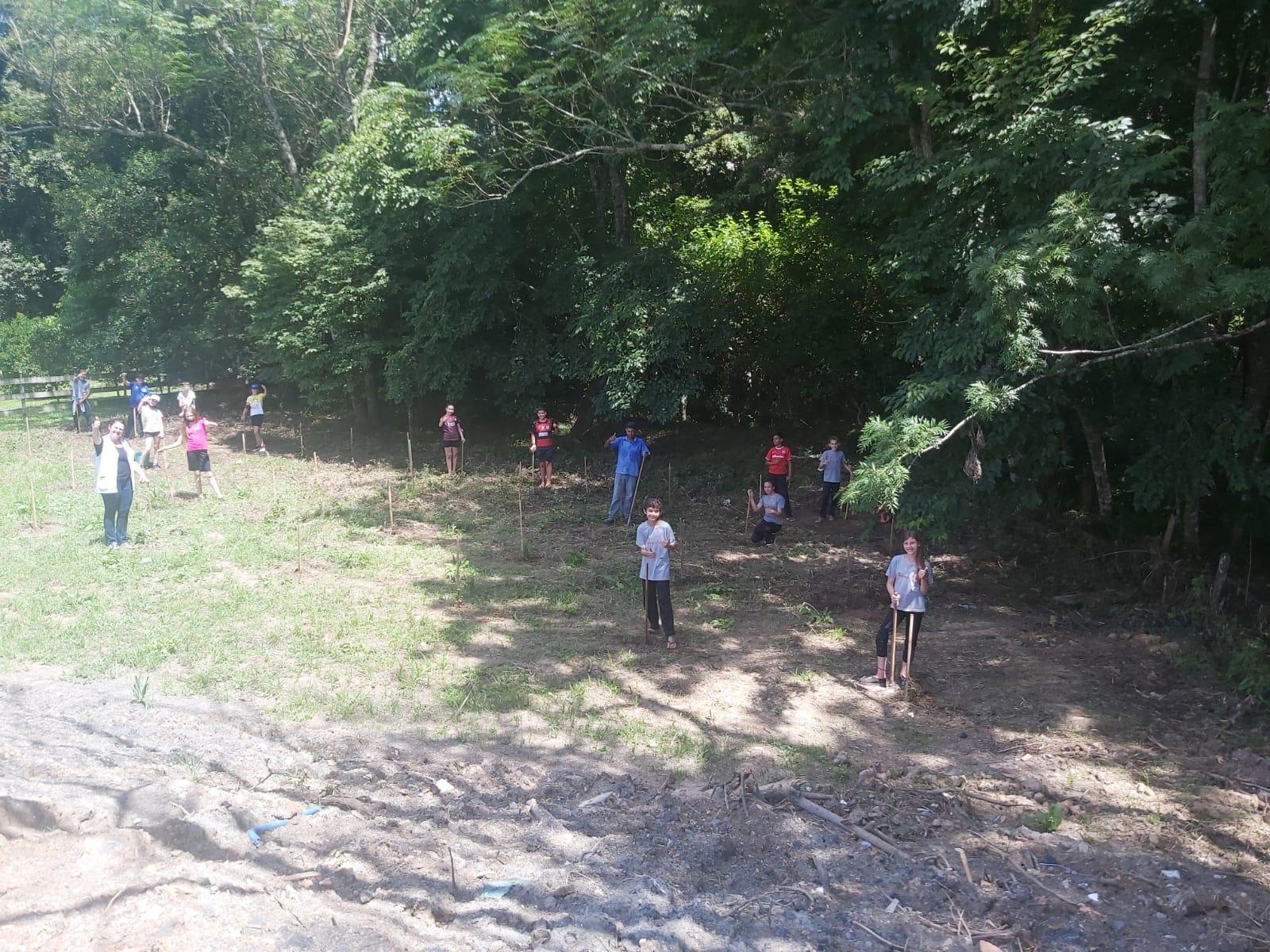 Plantando o Futuro: Alunos promovem o plantio de mudas de árvores com a Polícia Civil em Atalanta