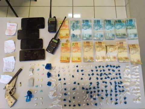 PM prende cinco pessoas e apreende arma de fogo