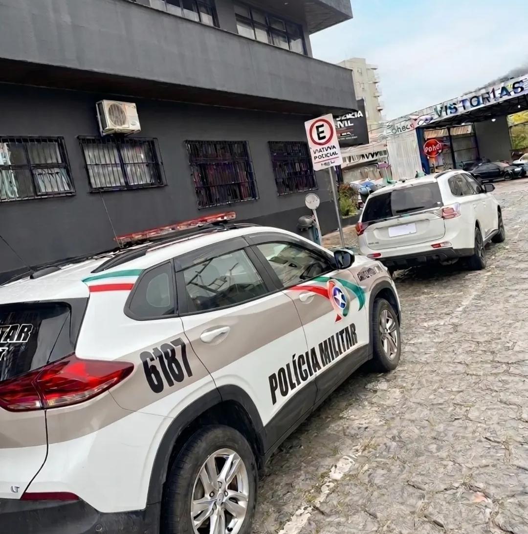 PM recupera carro furtado após perseguição na BR-470
