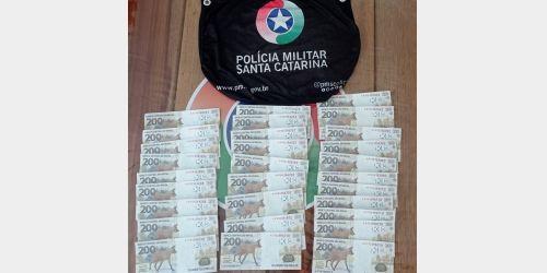 PMRv de Aurora prende dupla que levava R$6 mil reais em moeda falsa