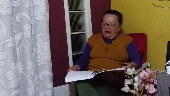 Poetisa de Vidal Ramos usa redes sociais para declamar suas obras