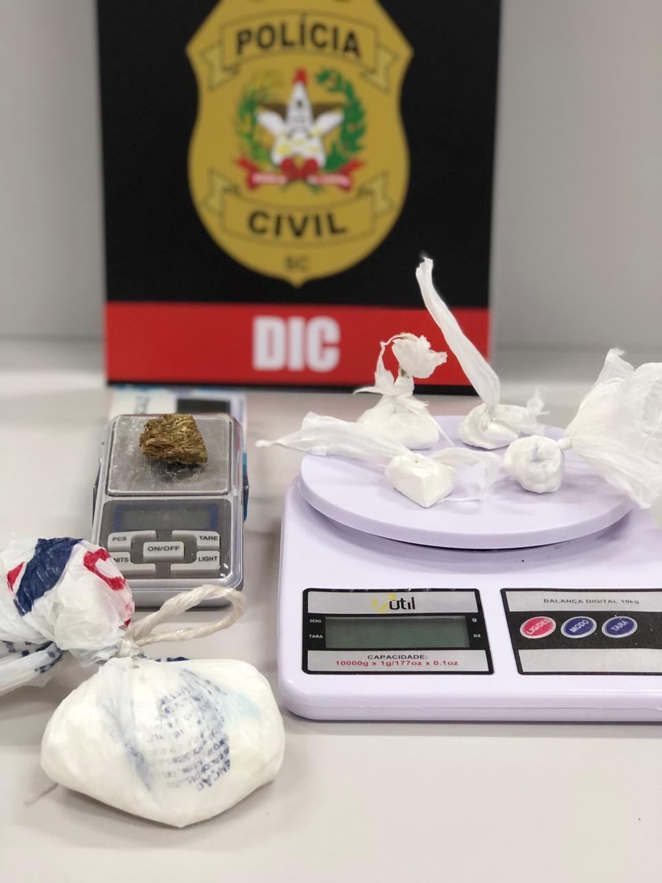 Polícia civil apreende drogas 