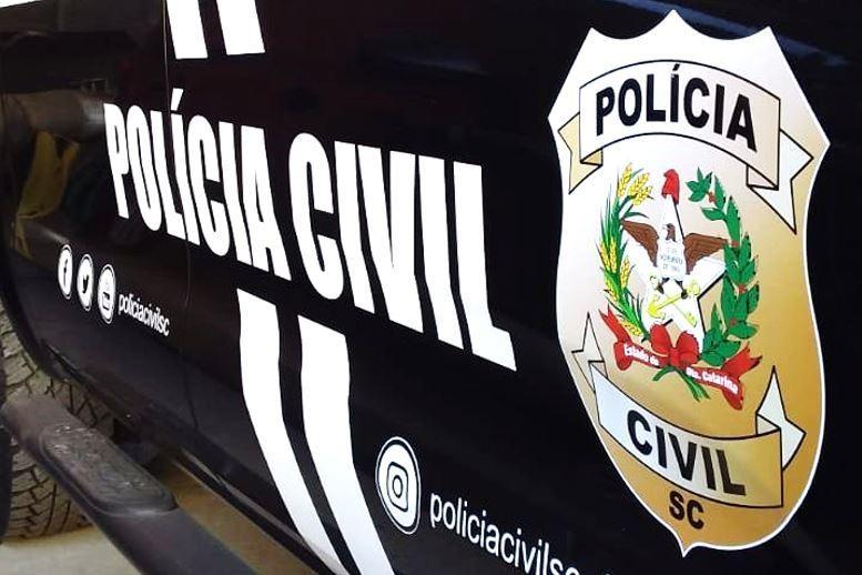 Polícia Civil cumpre mandado de busca e apreensão na residência de homem que invadiu dois colégios  no Alto Vale