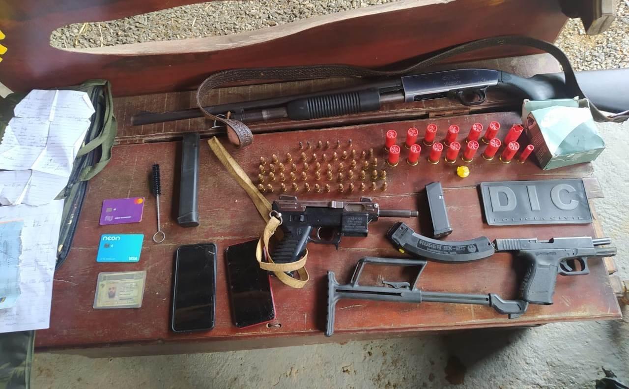 Polícia Civil invade mansão, apreende armas e prende foragido em Ituporanga