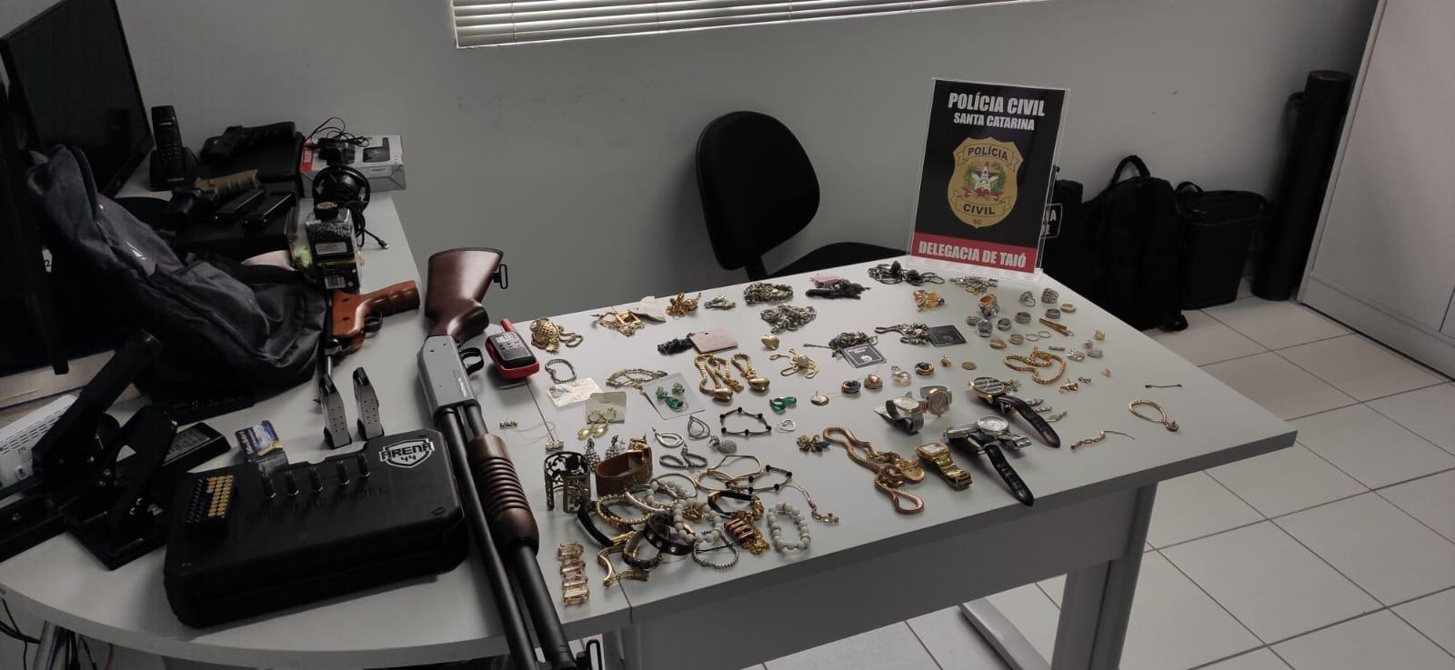 Polícia Civil prende dois homens, recupera arma de fogo e objetos furtados em Taió