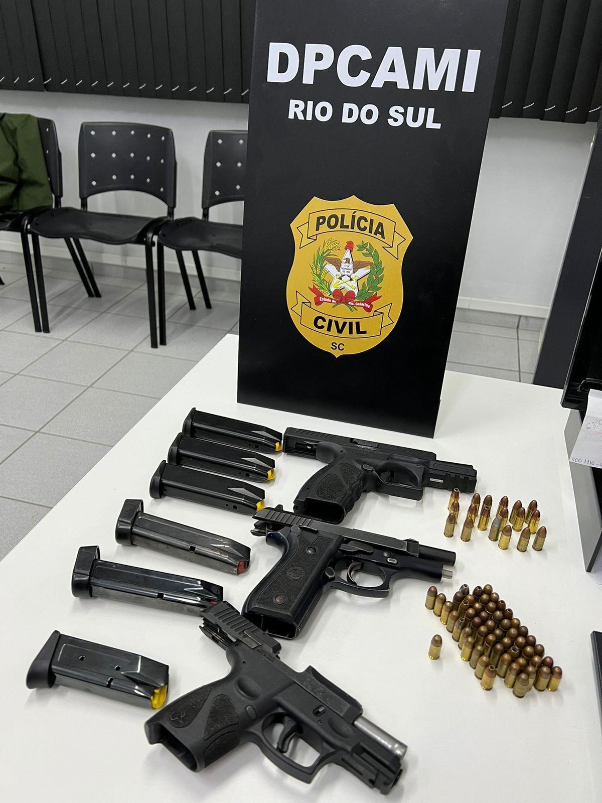 Polícia Civil prende dois indivíduos e apreende três pistolas e munições