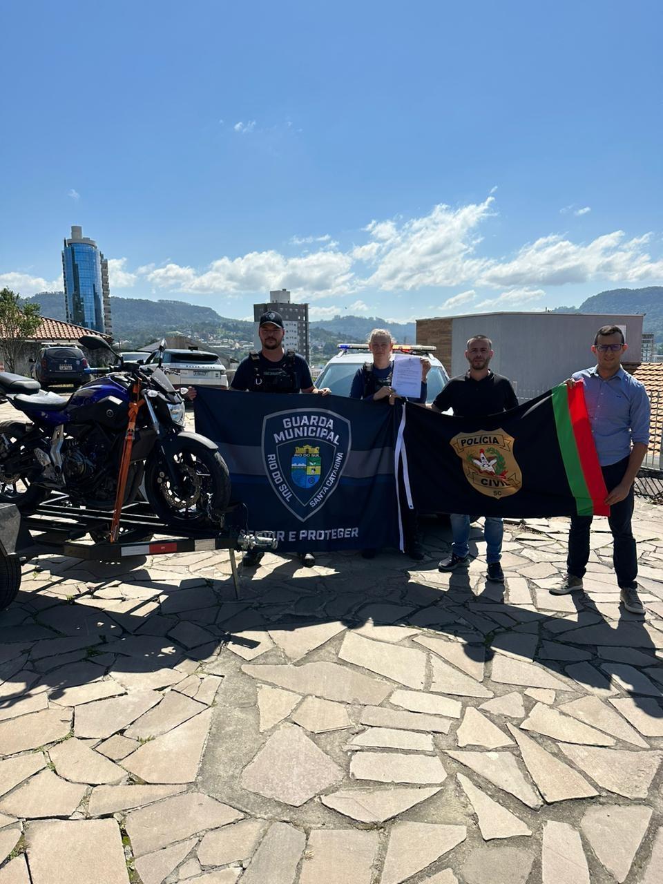 Polícia Civil realiza entrega de motocicleta e reboque apreendidos para a Guarda Municipal