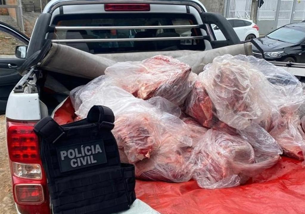 Polícia Civil recupera parte da carga de carne roubada após caminhão tombar na BR-470 em Pouso Redondo