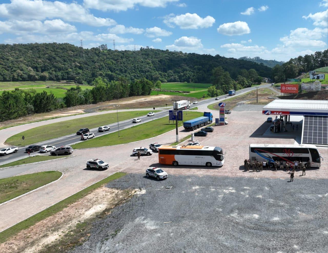 Polícia intercepta ônibus de torcida organizada após tumulto e furto em posto de combustíveis de Ibirama