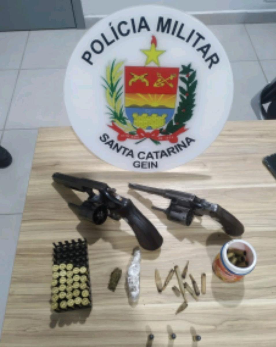 Homem é preso por ameaça, posse de arma e drogas
