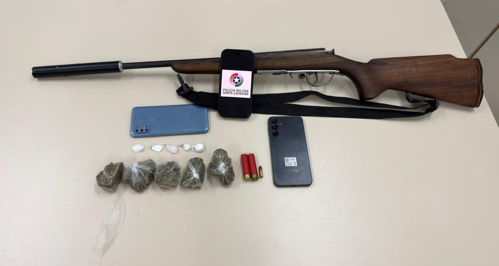 Polícia Militar cumpre mandado de prisão e flagra tráfico de drogas e arma de fogo em Leoberto Leal