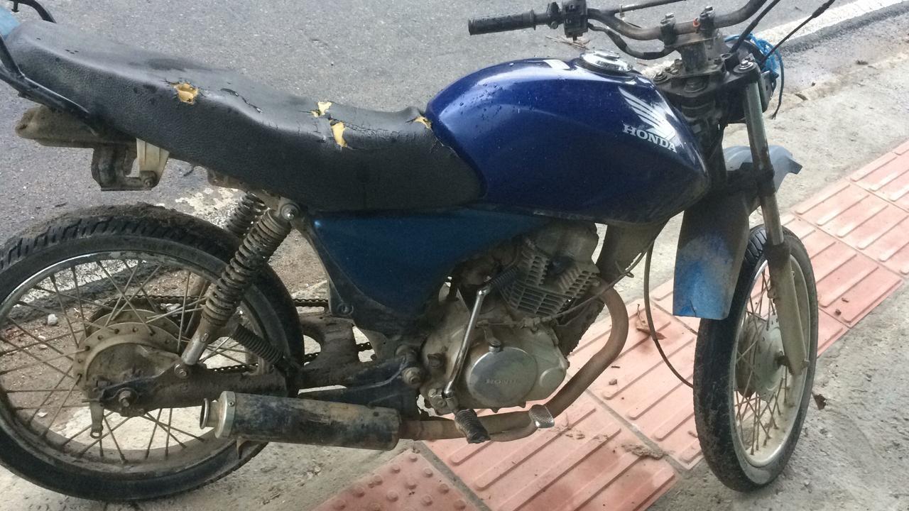 Polícia Militar de Alfredo Wagner apreende motocicleta sem as placas de identificação