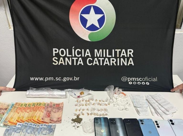 Polícia Militar desarticula ponto de tráfico em Rio do Sul e conduz seis pessoas à delegacia