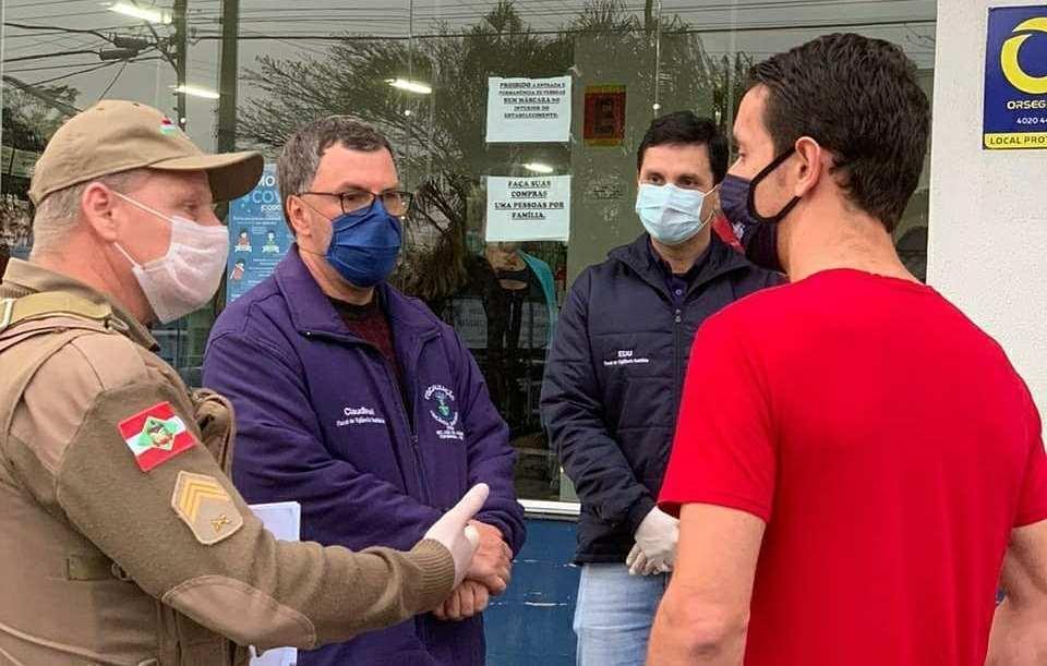Policia Militar fiscaliza cumprimento de novas regras para combater a propagação do novo coronavírus na Região da Cebola