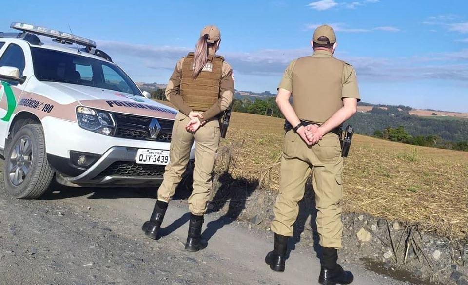Polícia Militar realiza fiscalização, cadastramento e entrega de doações de roupas para trabalhadores temporários em Ituporanga