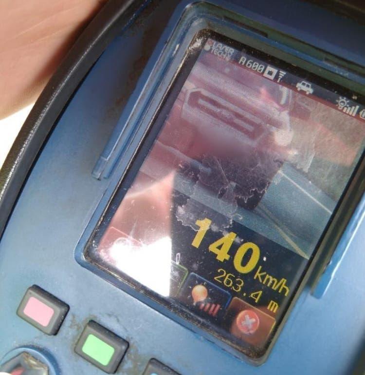 Polícia Militar Rodoviária flagra carro trafegando a 140km/h na SC-108, em Joinville