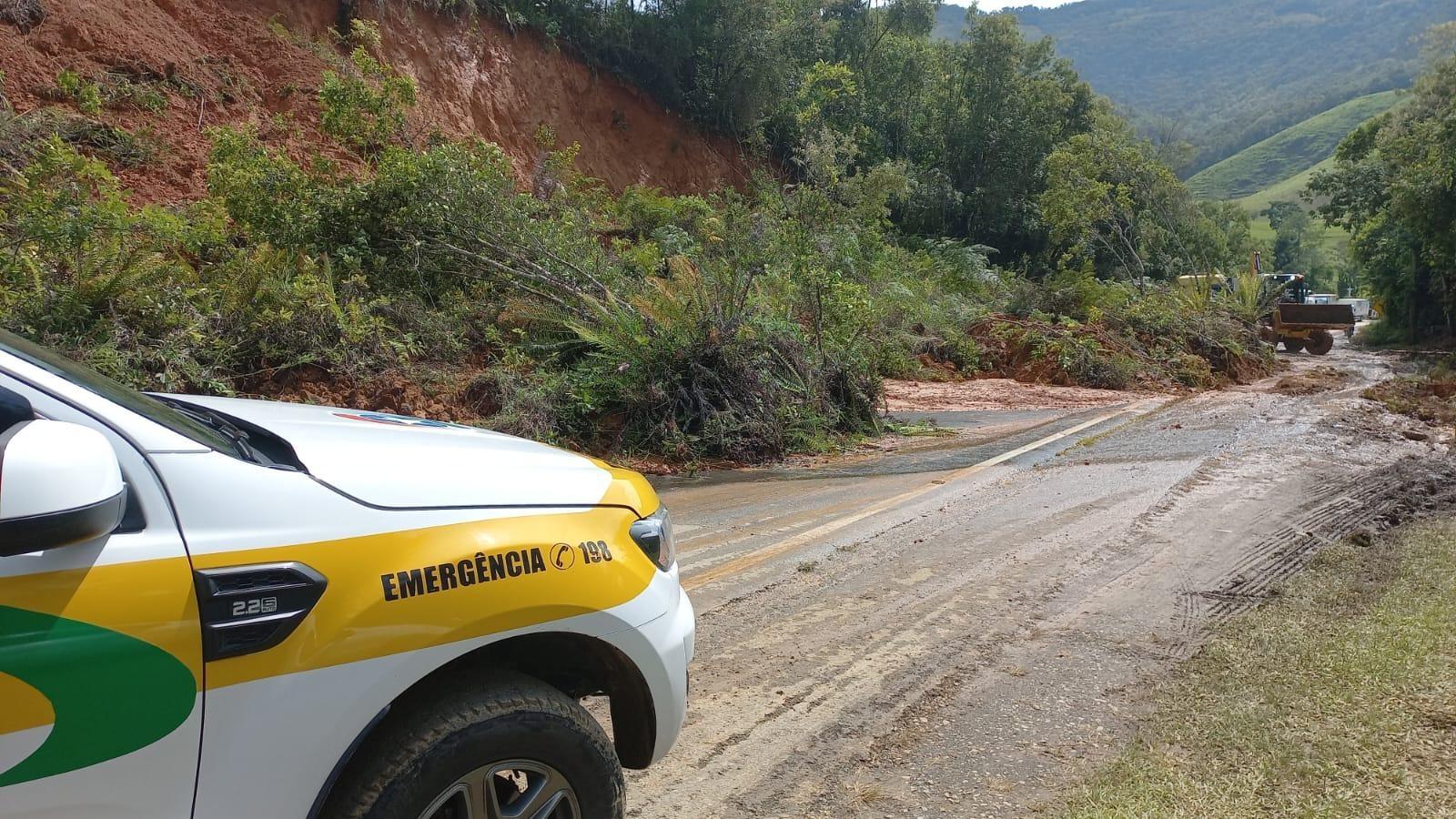 Polícia Militar Rodoviária informa que trânsito está em meia pista na SC-350 em Alfredo Wagner