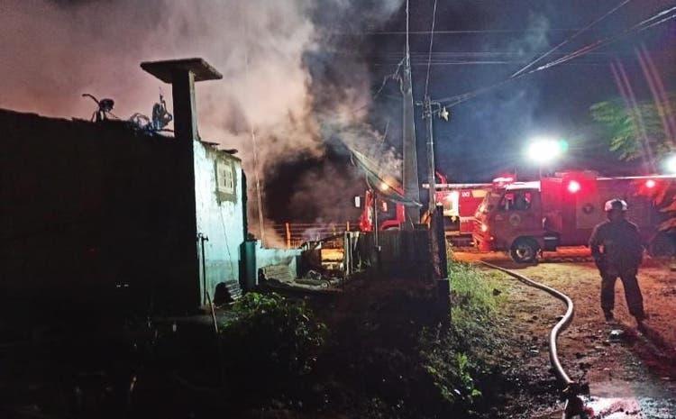 Polícia prende homem suspeito de atear fogo em casa para matar o pai em SC