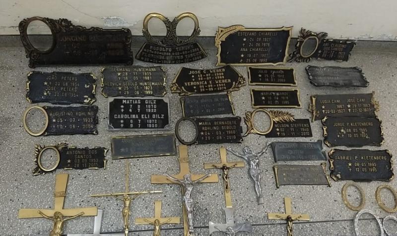 Polícia recupera crucifixos e lápides furtados de cemitérios no Alto Vale do Itajaí 