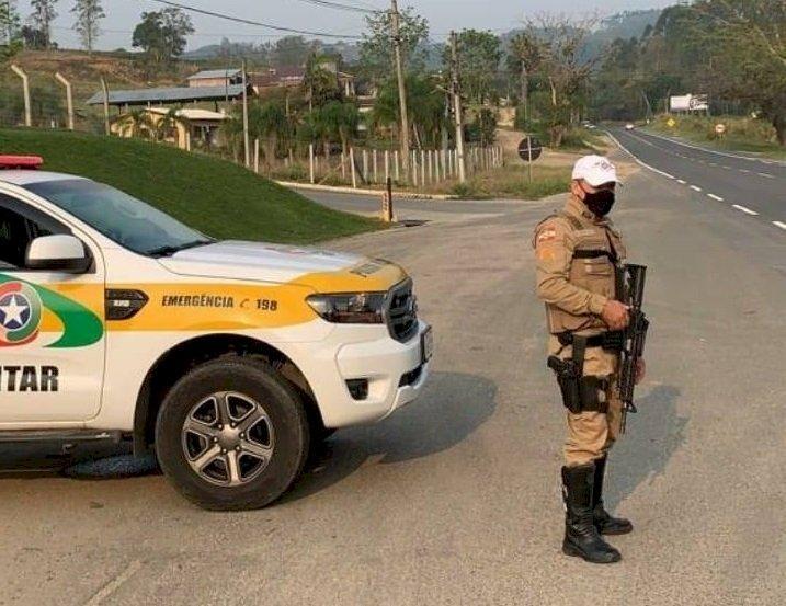 Policial rodoviário é atropelado por menor que fazia racha de motocicleta