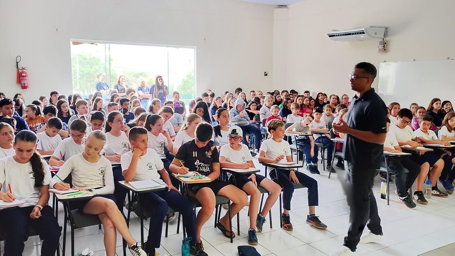 Política antirracista ganha espaço nas escolas da região