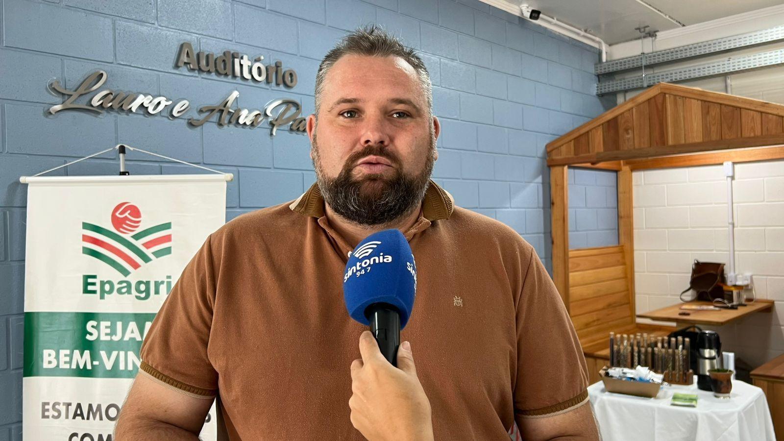 Pomar de pêssegos, chalé, apicultura e leite geram máximo aproveitamento de propriedade rural do Alto Vale