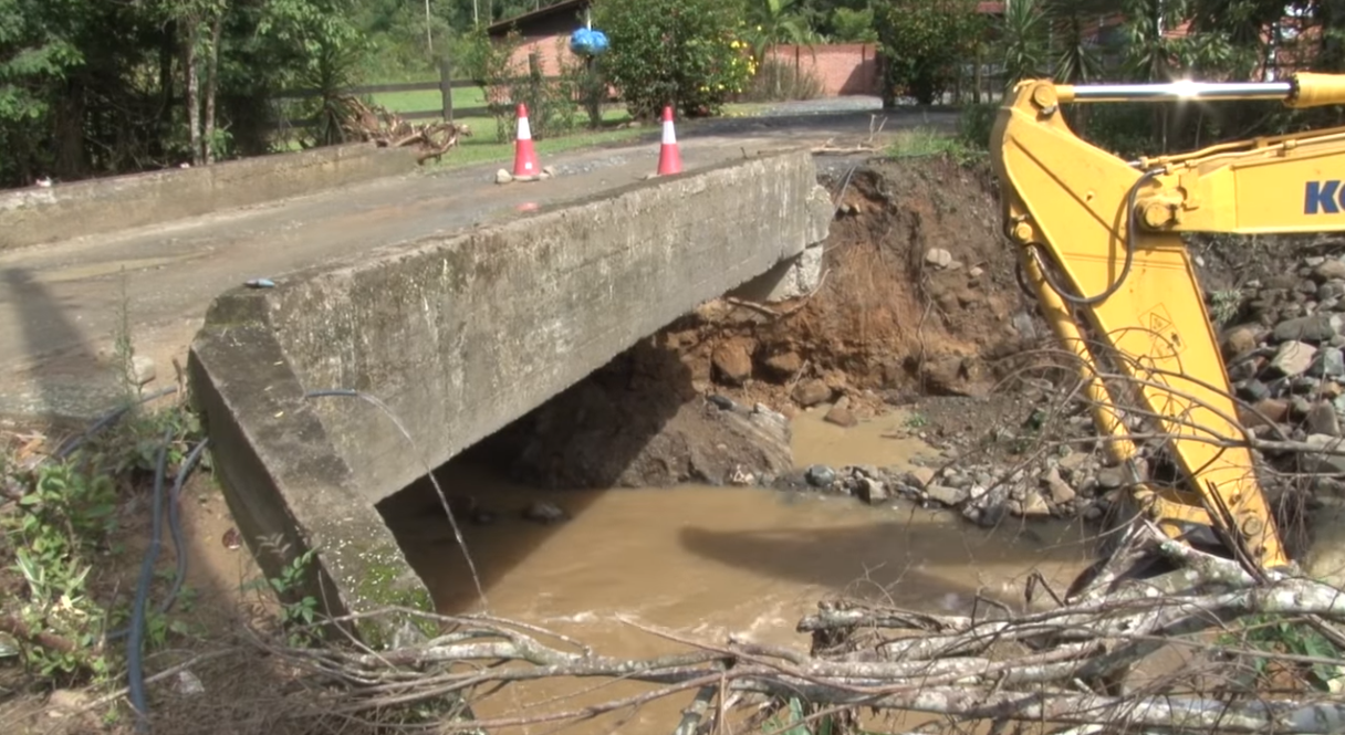 Ponte é interditada para recuperação em Aurora