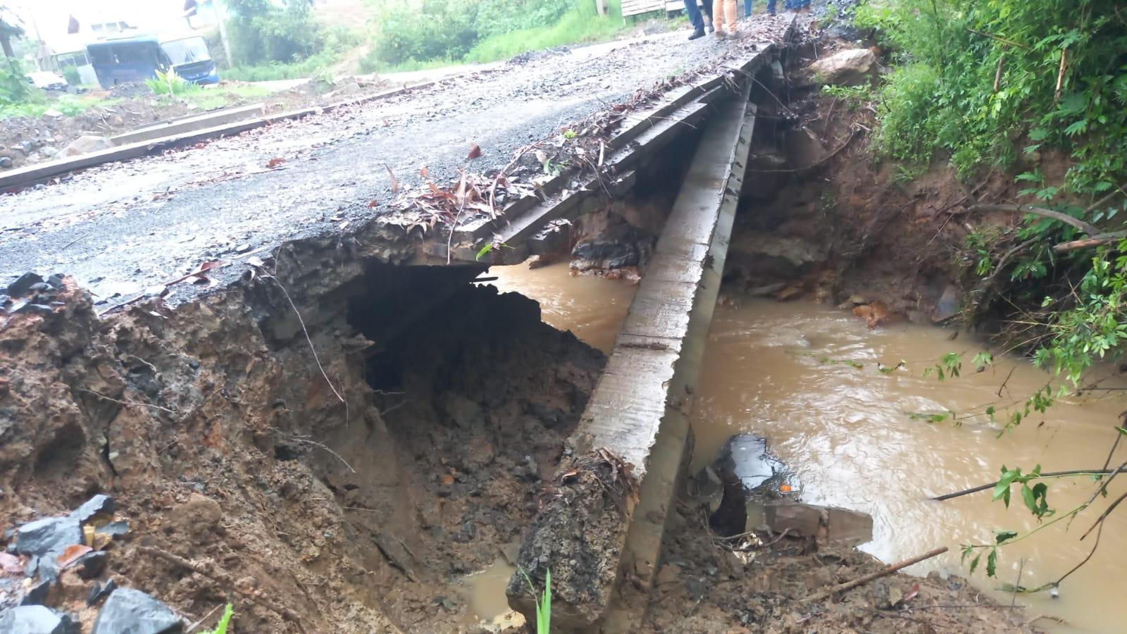 Ponte que dá acesso para Nova Itália está interditada