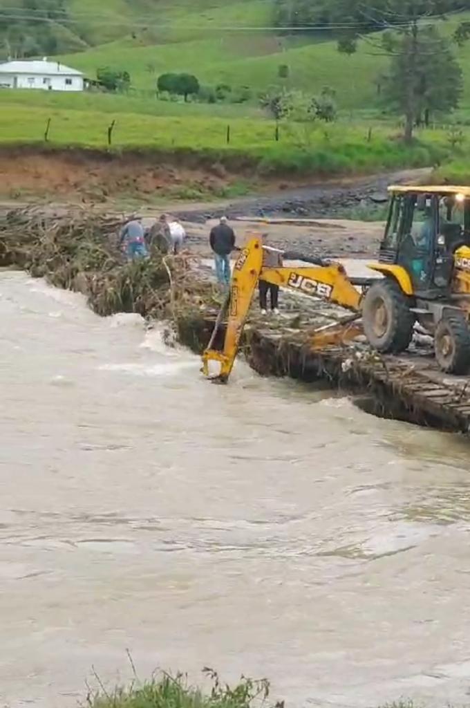 Pontes são arrancadas e queda de barreiras são registradas em Alfredo Wagner