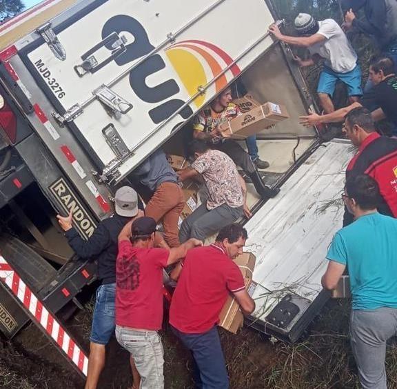 Populares que saquearam carga de carreta tombada na BR 470 reclamam dos produtos oriundos do furto