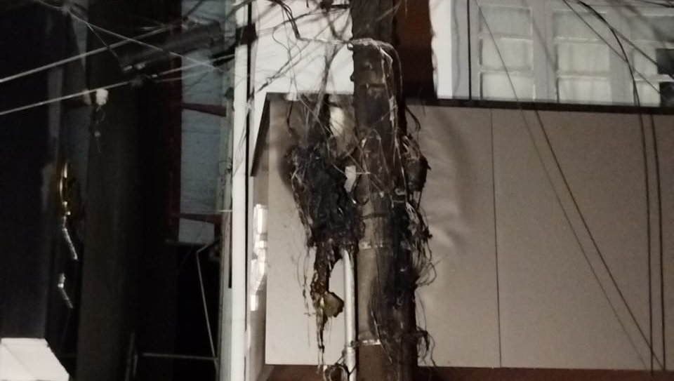 Fiações de postes pegam fogo nesta madrugada no centro de Ituporanga