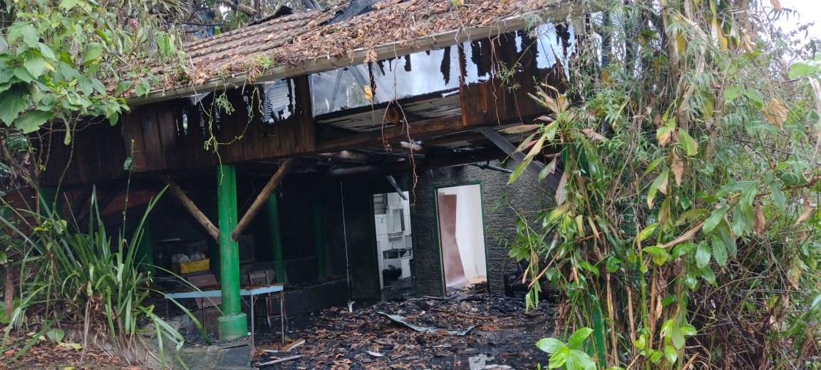 Pousada é destruída por incêndio