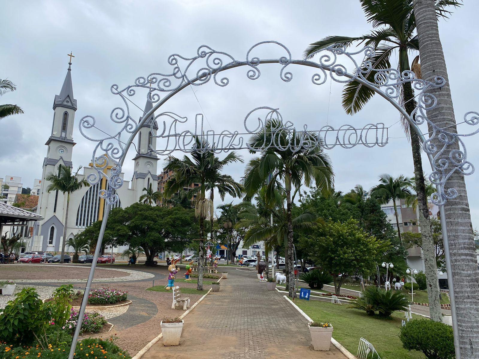 Praça da Matriz em Ituporanga recebe decoração de Páscoa