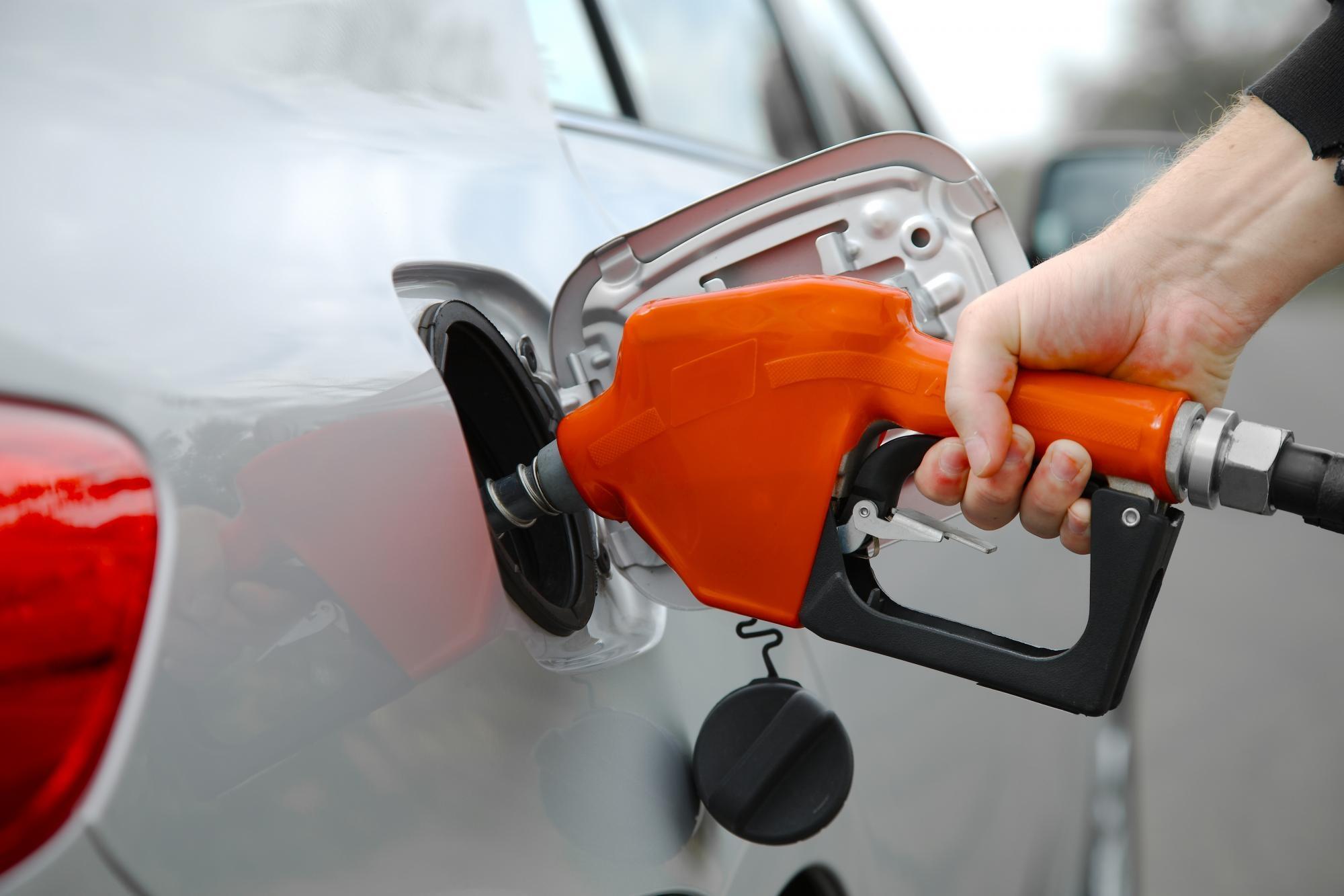 Preço da gasolina deve subir para R$ 6, diz Sindicato