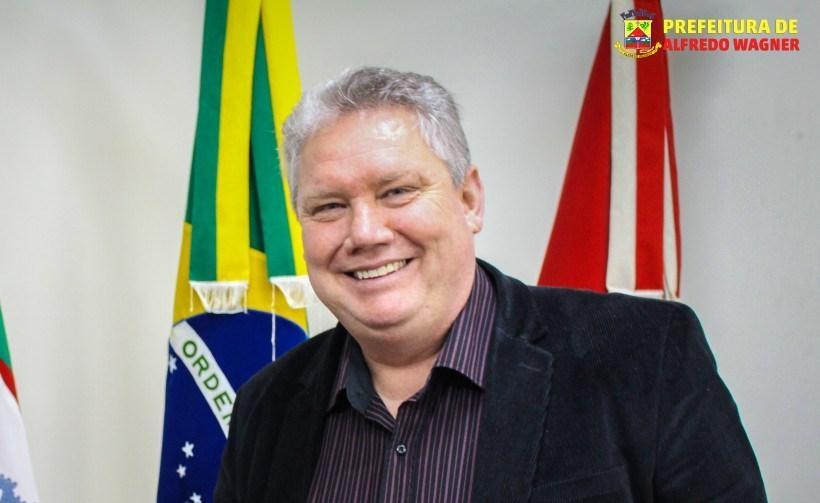 Prefeito de Alfredo Wagner garante recursos para aquisição de veículo para a Apae do município
