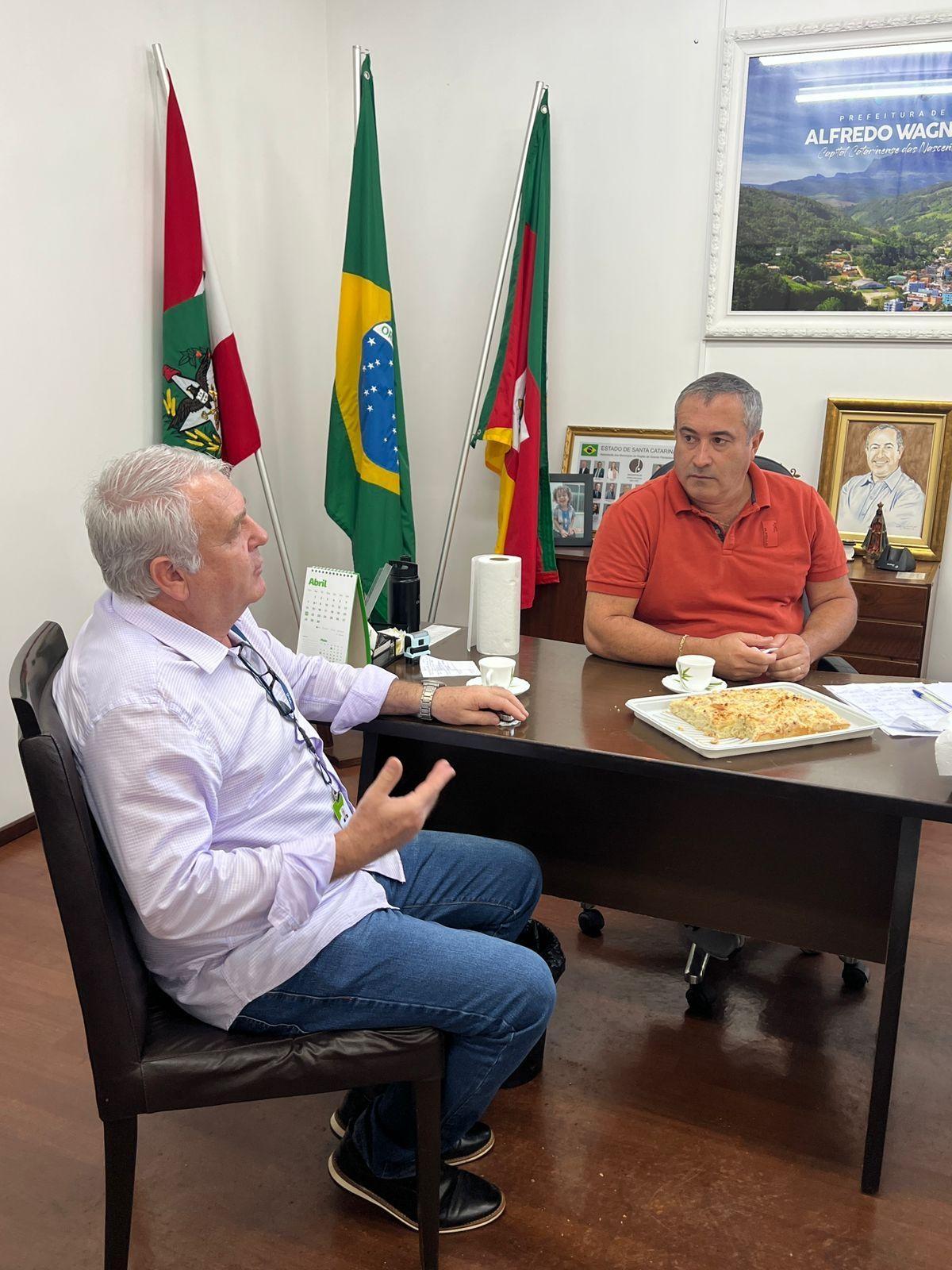 Prefeito de Alfredo Wagner recebe gerente do Instituto do Meio Ambiente e busca solução para utilizar cascalheiras do município