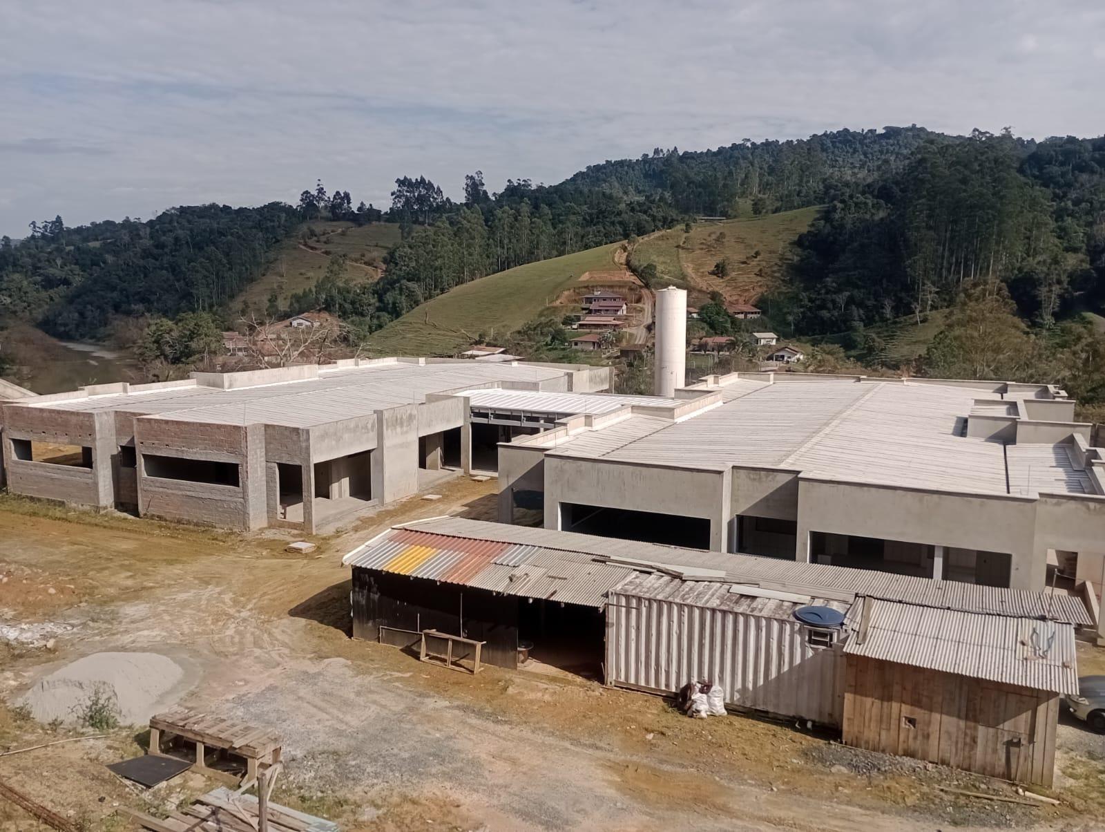 Prefeito de Aurora mostra indignação por conta de atraso em obras no município