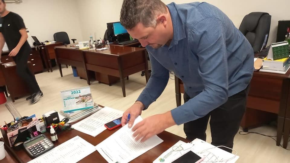 Prefeito de Aurora vai à Florianópolis nesta segunda-feira (21) onde ocorre a entrega de máquinas e  implementos agrícolas