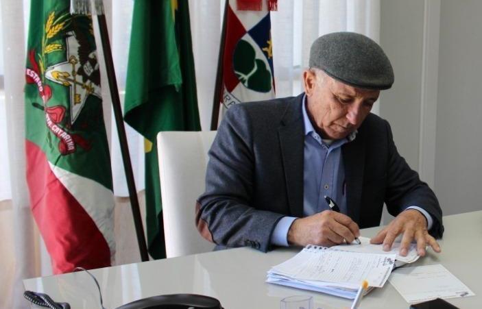 Prefeito de Ituporanga Gervásio Maciel comemora liberação de verba para projeto de pavimentação entre Petrolândia e a BR 282