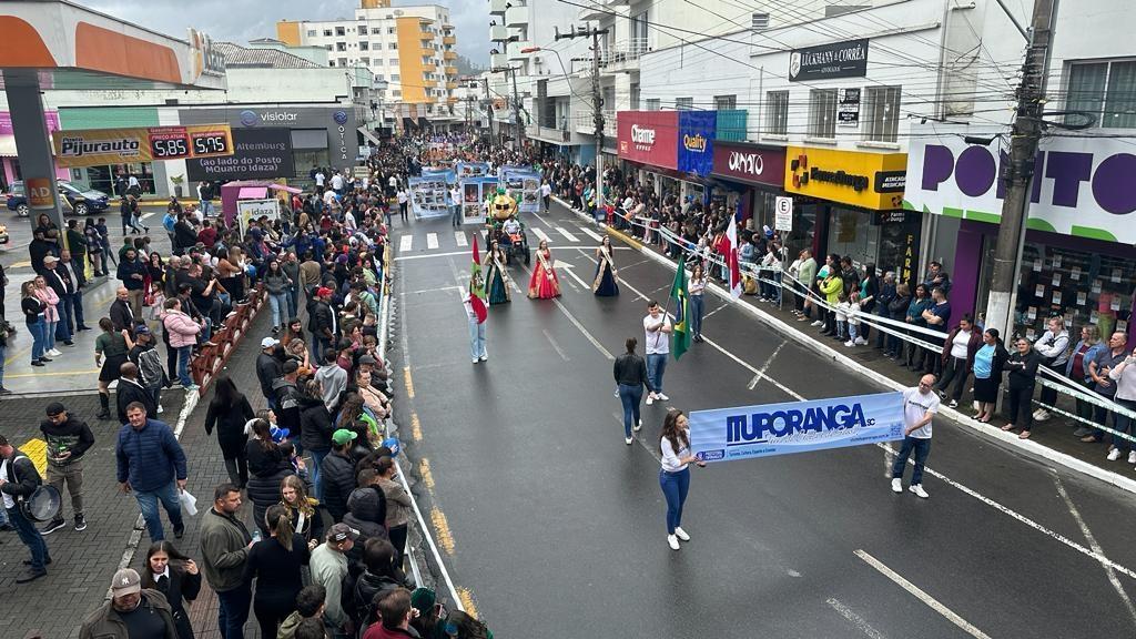 Prefeito de Ituporanga Gervásio Maciel elogia organização do desfile cívico e agradece a presença do público