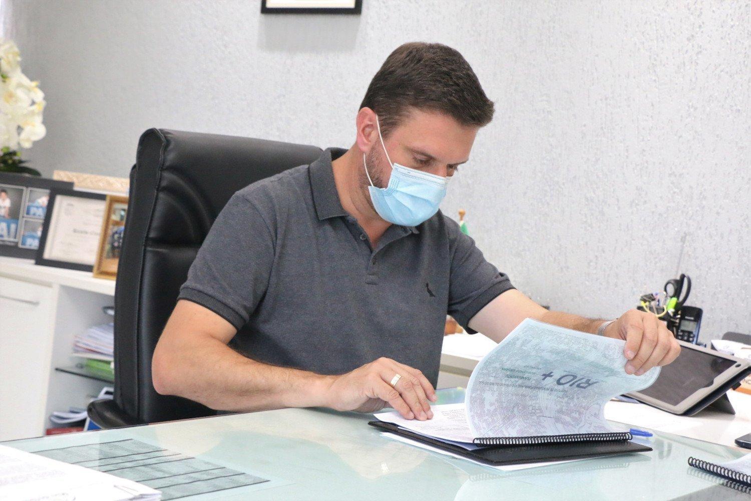 Prefeito de Rio do Sul antecipa compra de material para vacinação contra COVID