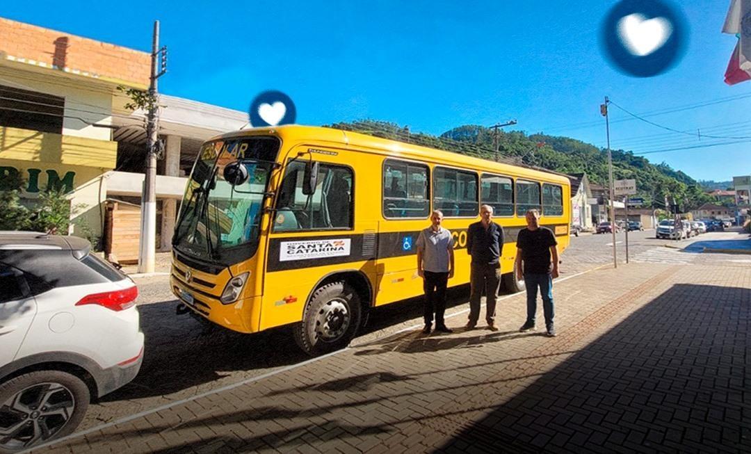 Prefeito de Vidal Ramos comemora liberação de recursos para renovação da frota escolar e obras na cidade