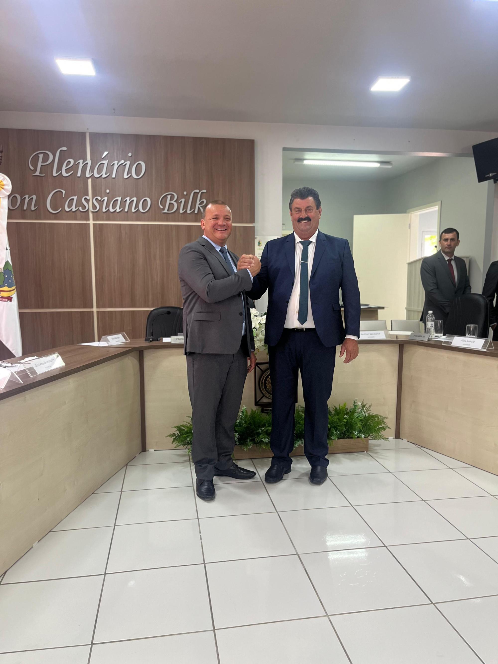 Prefeito Eugênio Roling e vice André Sebold tomam posse em Chapadão do Lageado