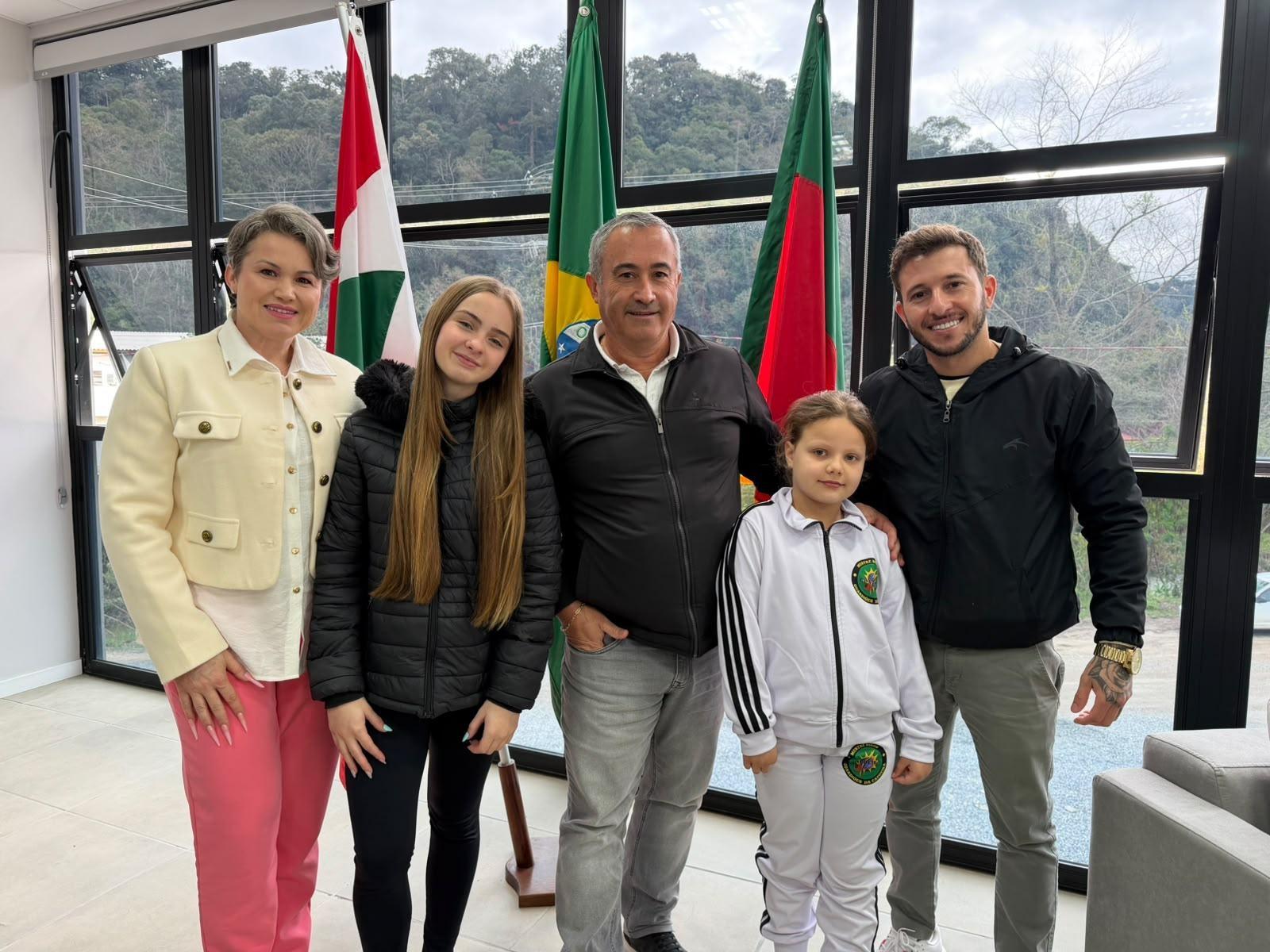 Prefeito recebe alunas de capoeira e prepara anúncio para a próxima semana
