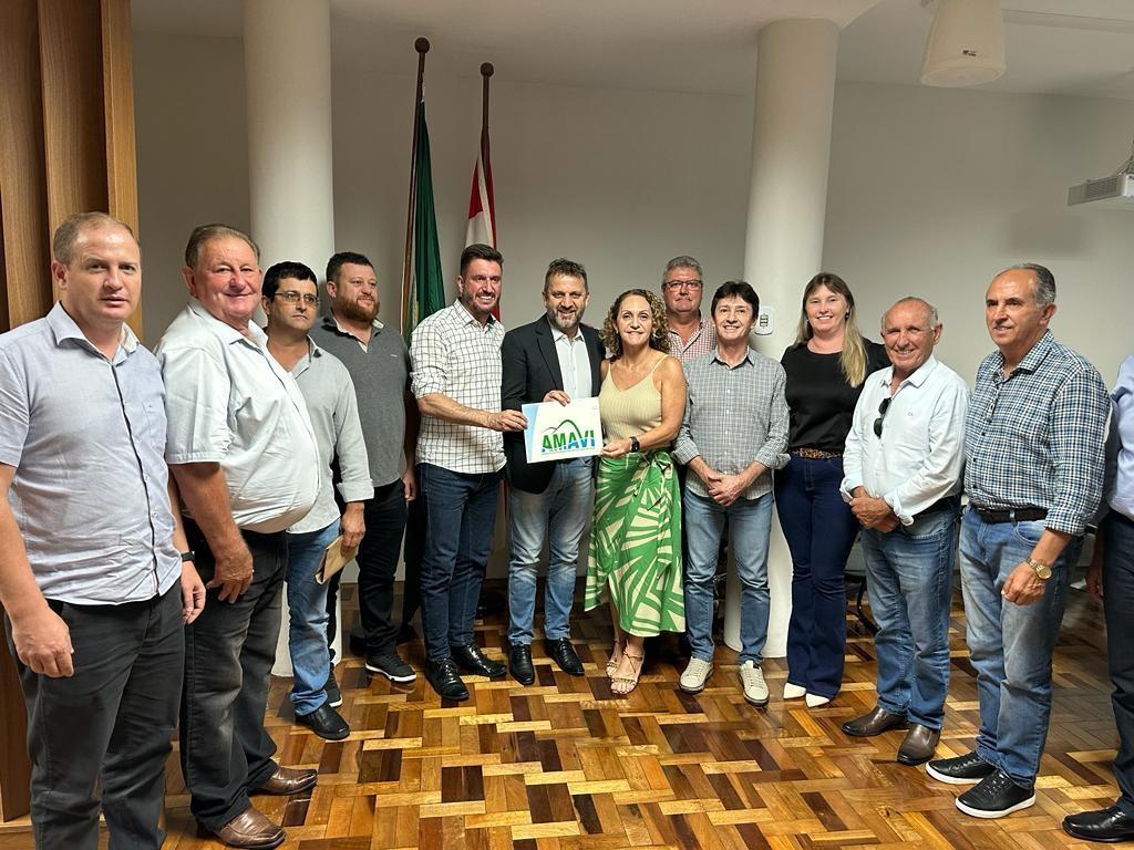 Prefeitos da AMAVI em reunião com o secretário Jerry Comper apresentam demandas do Alto Vale