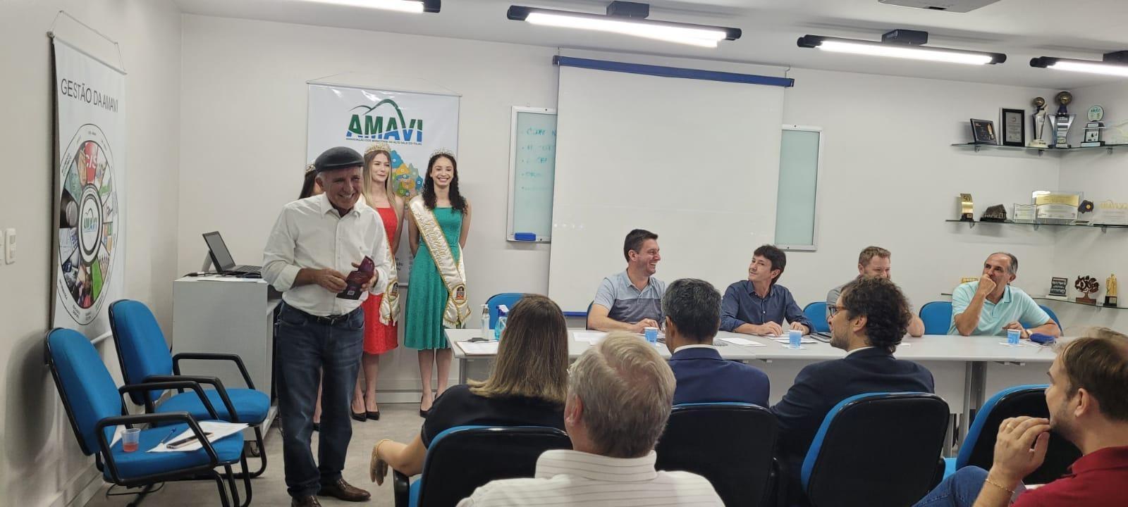 Prefeitos debatem temas importantes para o Alto Vale durante assembleia da Amavi