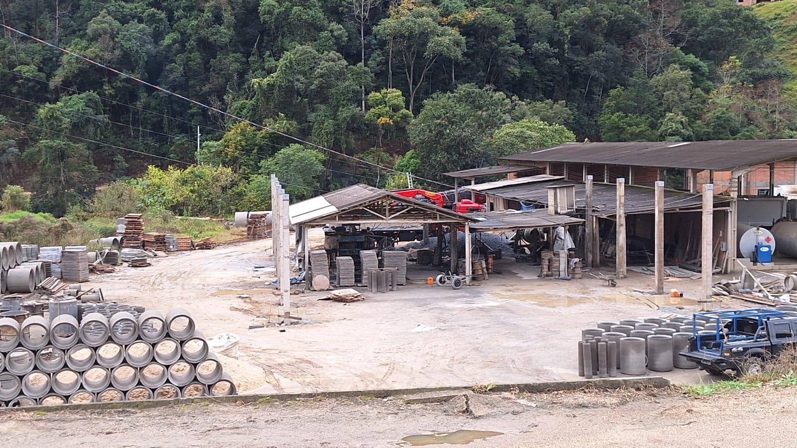 Prefeitura de Alfredo Wagner embarga construção irregular em terreno público ao lado da garagem municipal
