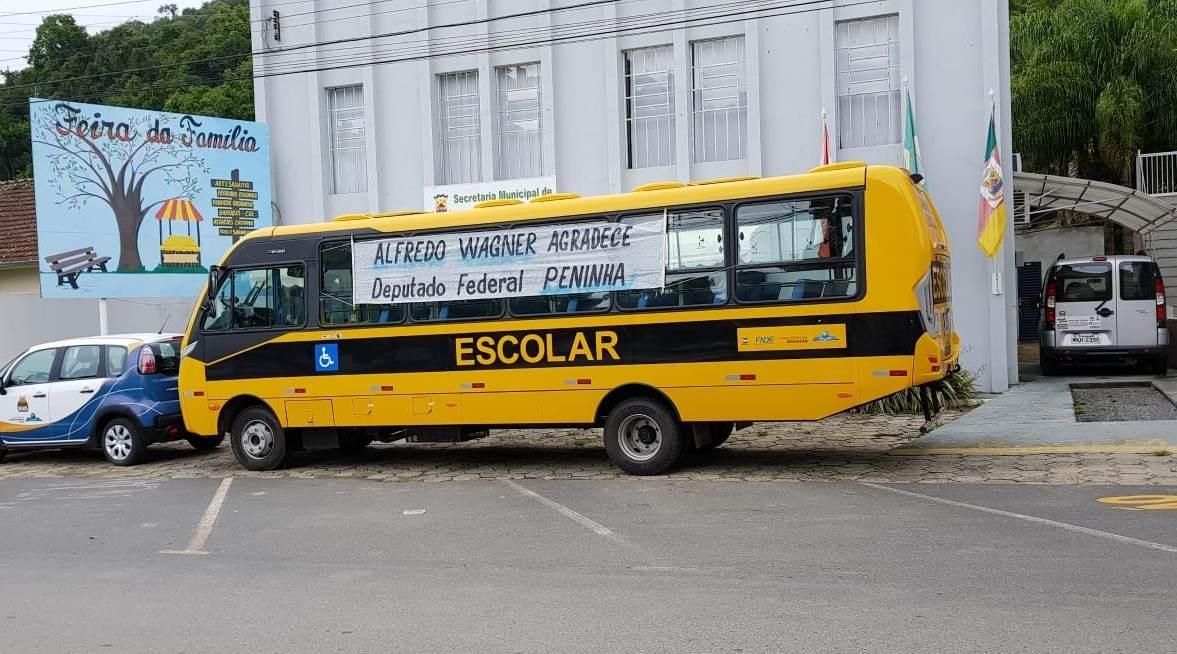 Prefeitura de Alfredo Wagner recebe ônibus de 44 lugares para o transporte escolar
