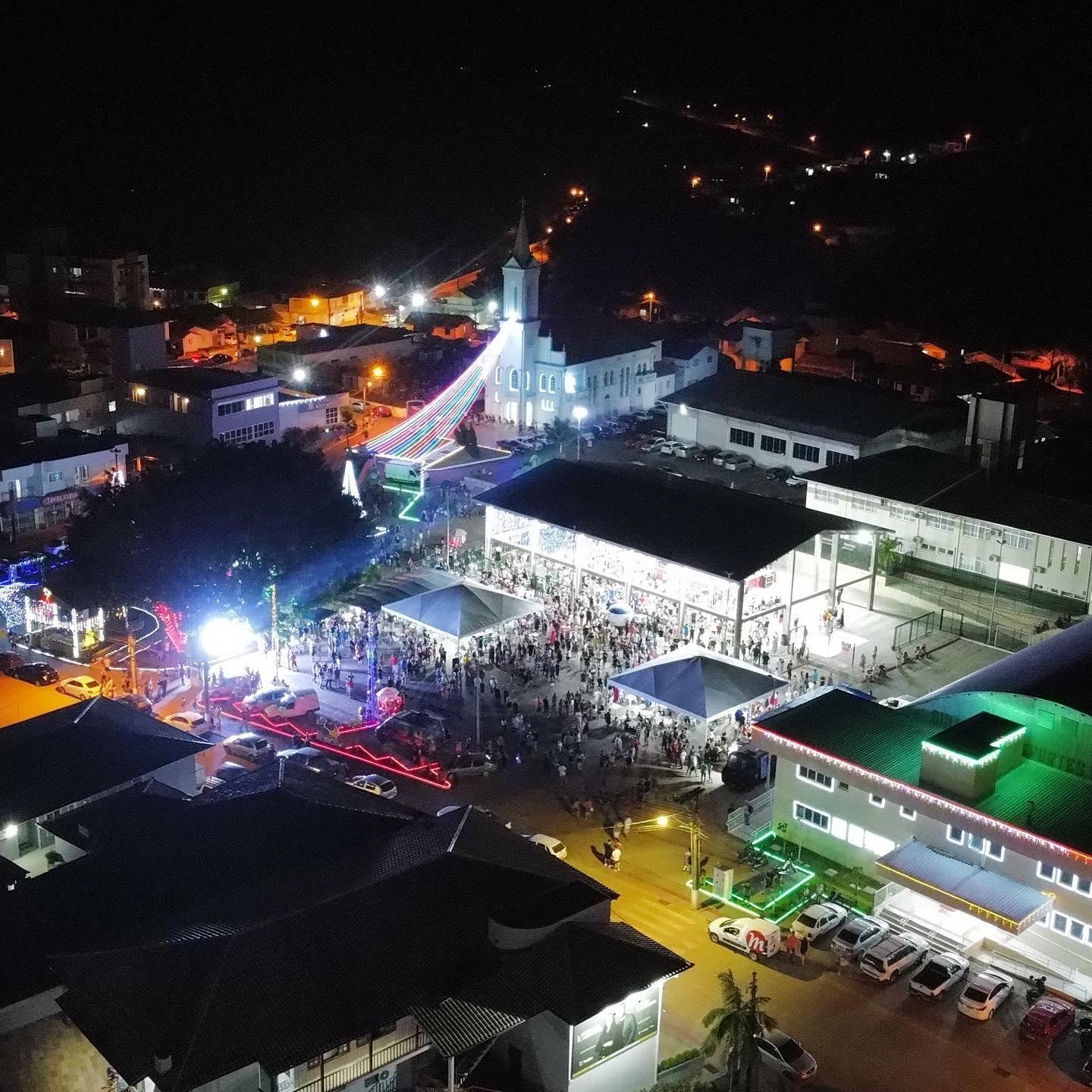 Prefeitura de Aurora encerra o ano com evento natalino na praça